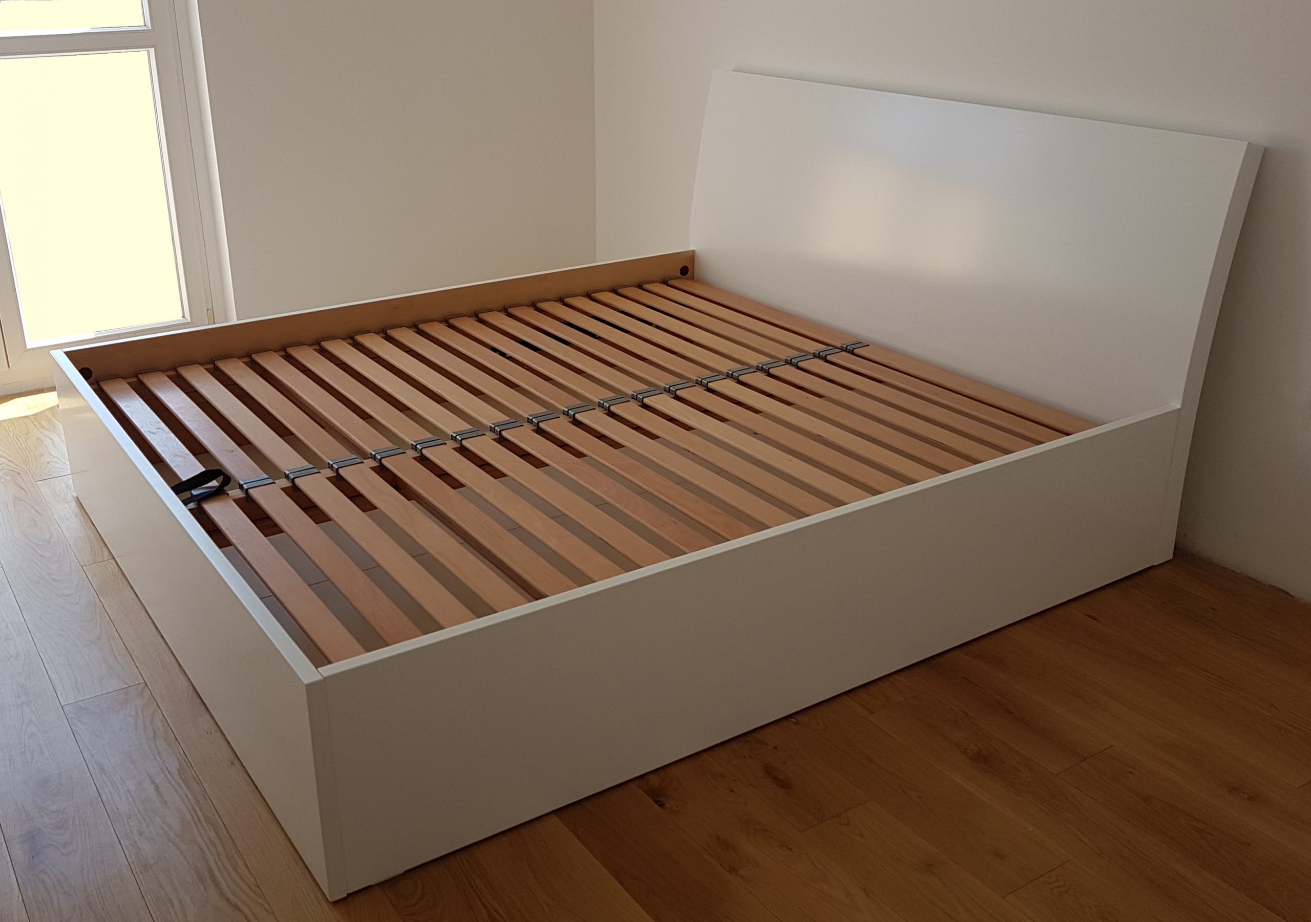 krevet s kutijom za posteljinu